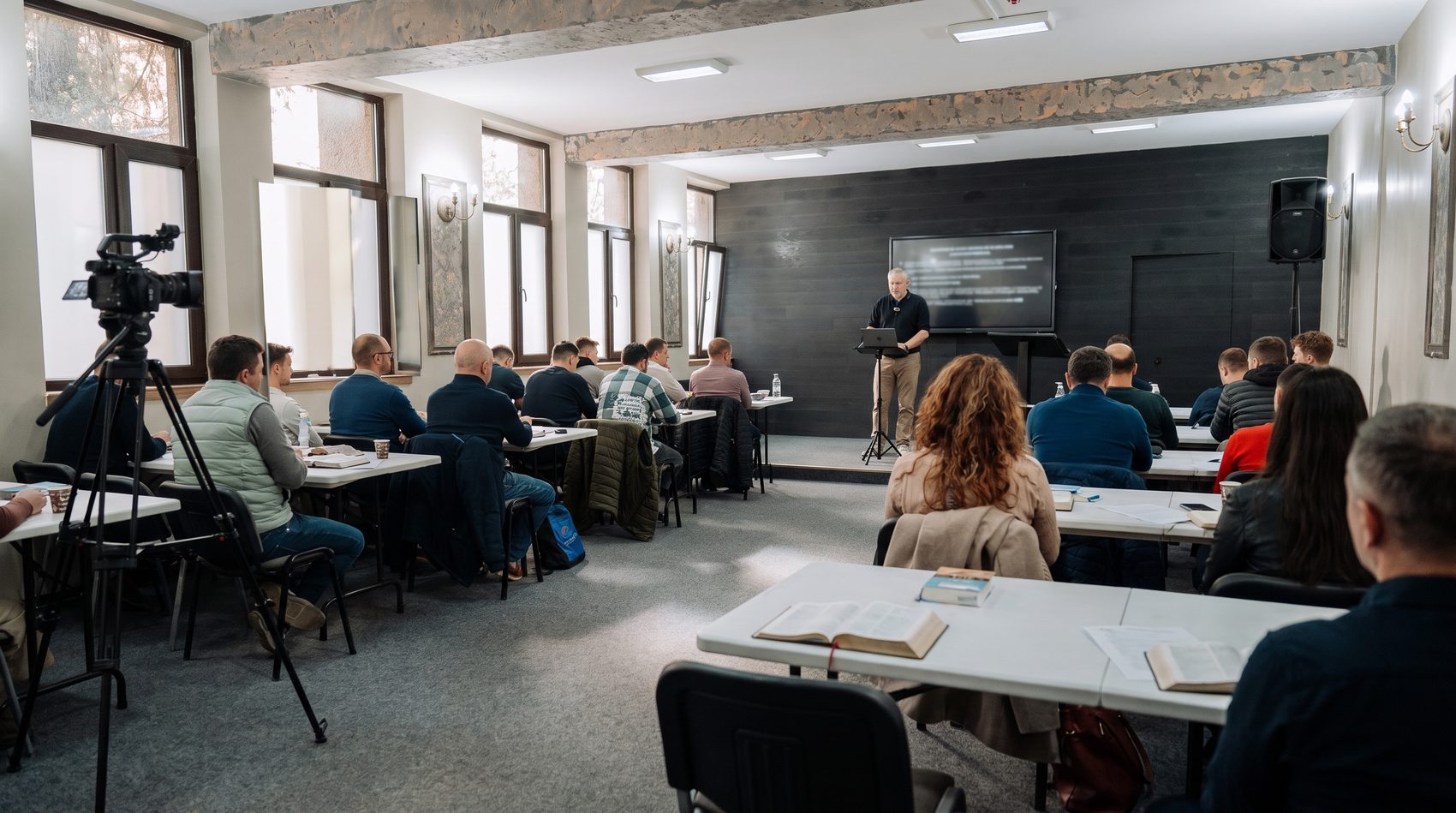 Sala seminarului în timpul unei întâlniri